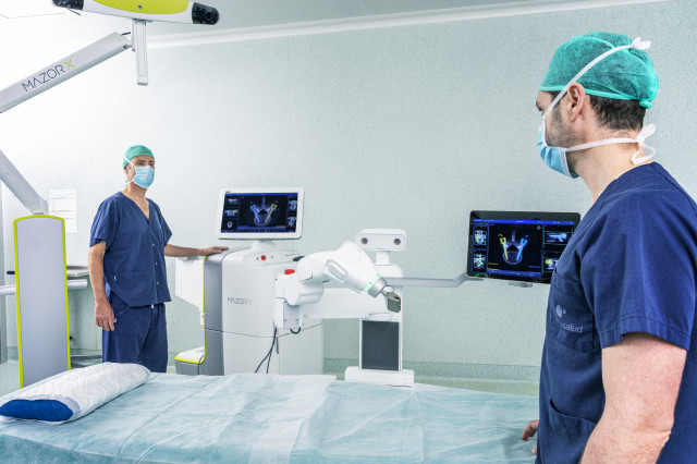 HospitalQuirnsaludBarcelona RobotMazorX Dr.ClavelyDr.Catal