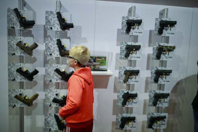 EuropaPress 2094512 27 april 2019 us indianapolis boy looks at hand guns displayed in the sig