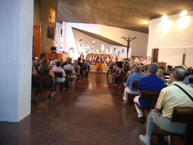 Viladecans acomiada massivament el pare Celestino a la seva parròquia