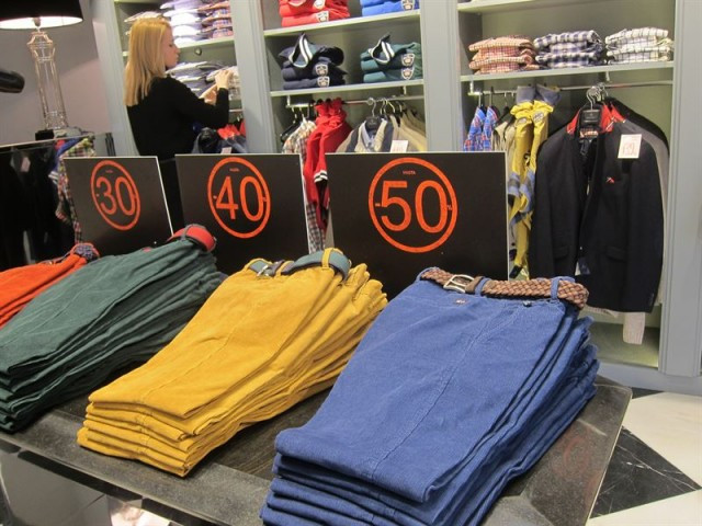 L'atur baixa en el sector comercial