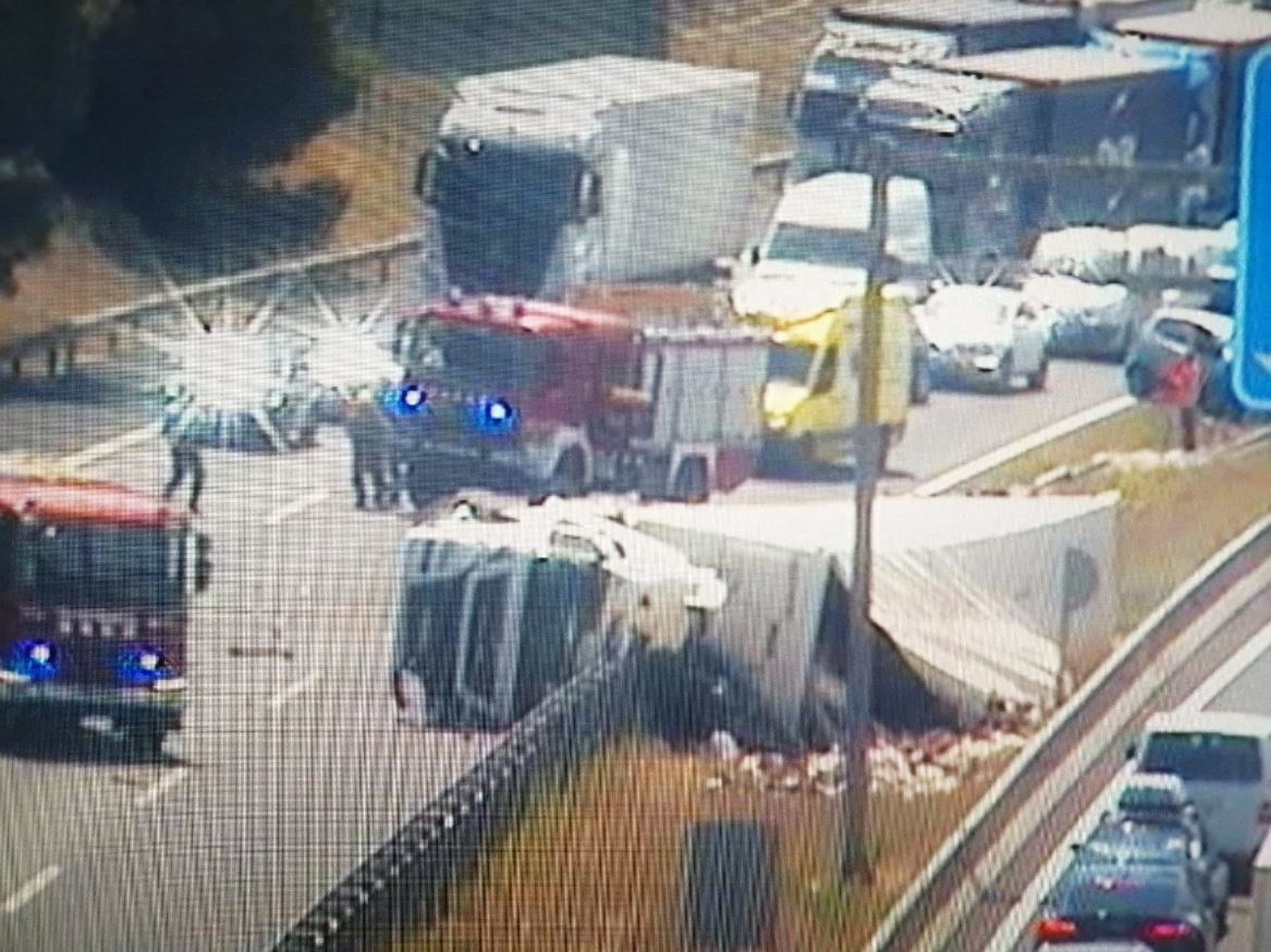 Camió accidentat a l'AP-7