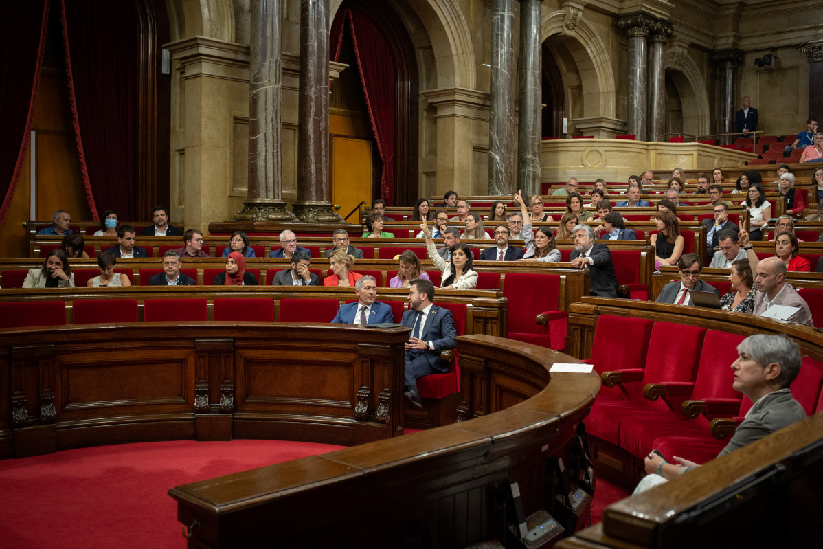 El conseller d'Educació, Josep González Cambray (i) i el president de la Generalitat, Pere Aragonès (d), durant un ple del Parlament, a 6 de juliol de 2022, a Madrid (Espanya). El Parlament ha cele