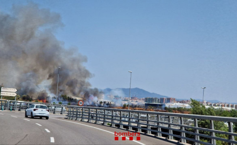 Inoperatiu l'Aeroport de Sabadell per un foc a les seves instal·lacions