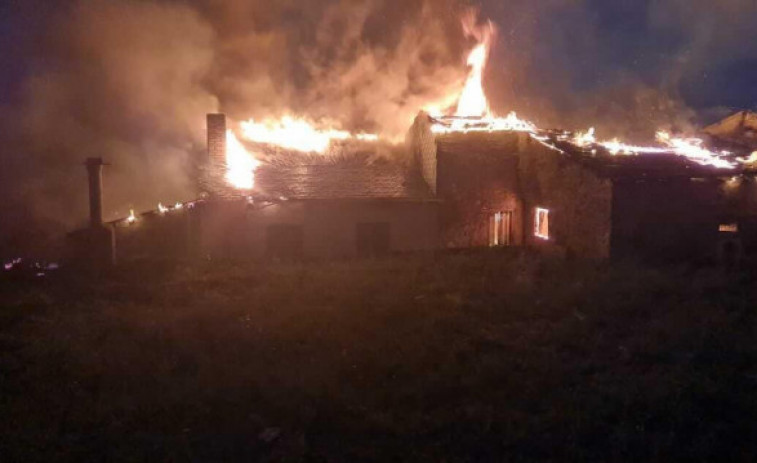 L'onada d'incendis forestals de Galícia crema cases a diversos municipis