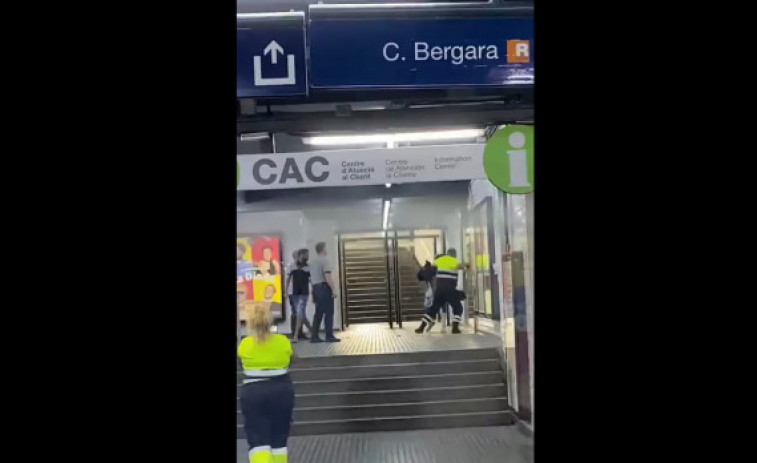 Vídeo: Ataca al vigilant de seguretat dels Ferrocarrils amb una placa metàl·lica