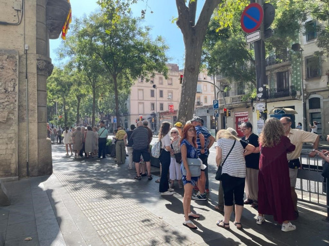 Unes 70 persones fan cua per entrar a la capella ardent de Núria Feliu a Barcelona