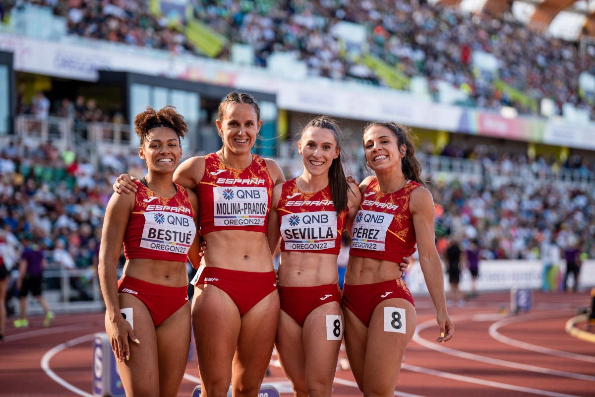 Maribel Pérez, Paula Sevilla, Jaël Bestué i Sonia Molina-Prats, de l'equip espanyol, en la primera ronda de 4x100 metres