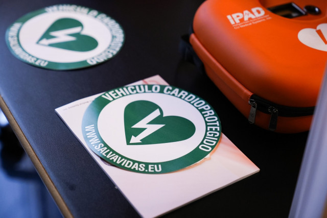 Taxis de Barcelona portaran un desfibril·lador per actuar davant aturades cardíaques en una prova pilot