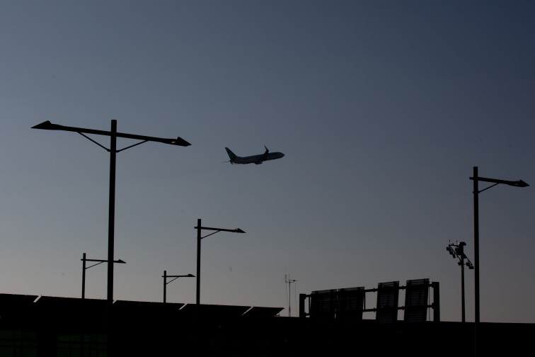 Apagat un incendi que cremava una zona de canyes a l'Aeroport de Barcelona-El Prat