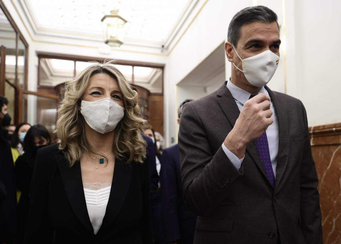 Archivo -  La vicepresidenta segona del Govern i ministra de Treball i Economia Social, Yolanda Díaz, i el president del Govern, Pedro Sánchez, en el passadís del Congrés