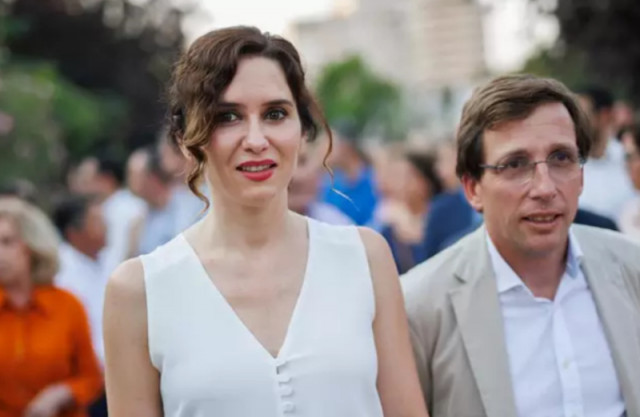 Ayuso no apagarà la llum dels edificis públics ni aparadors perquè 
