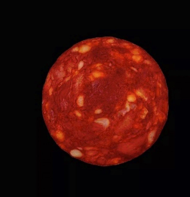 Un físic intenta fer passar un tros de xoriço per una estrella llunyana