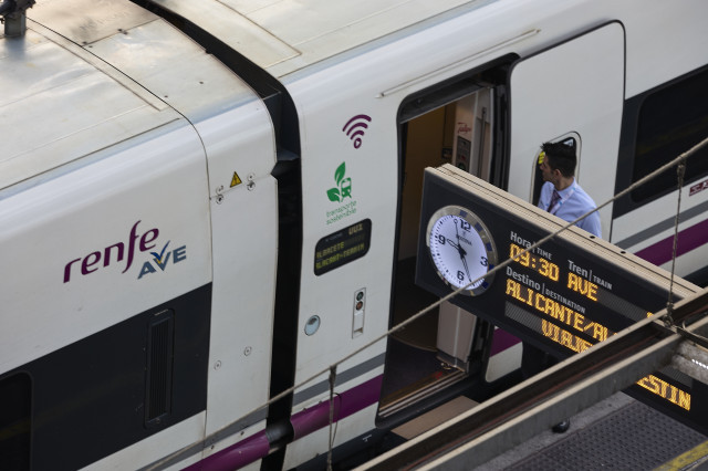 EuropaPress 4612266 trabajador renfe puertas ave estacion puerta atocha agosto 2022 madrid1