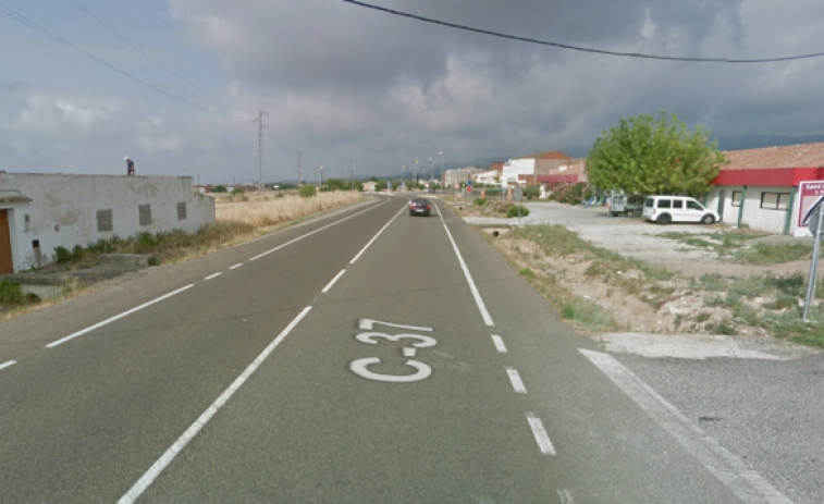 Un incendi de vegetació talla la C-37 a Pla de Santa Maria