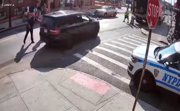Un conductor fuig de la policia de Nova York i atropella una dona i el seu nadó