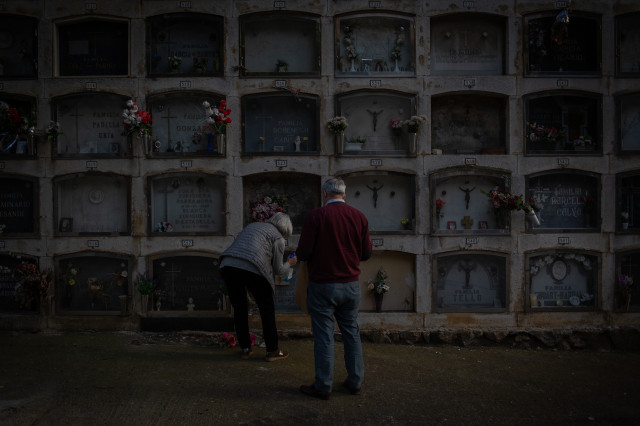 EuropaPress 3405057 dos personas colocan flores nicho cementerio montjuic barcelona catalunya