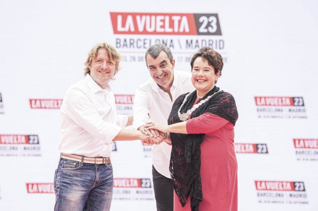 EuropaPress 4634671 izquierda derecha concejal deportes ayuntamiento barcelona david escude