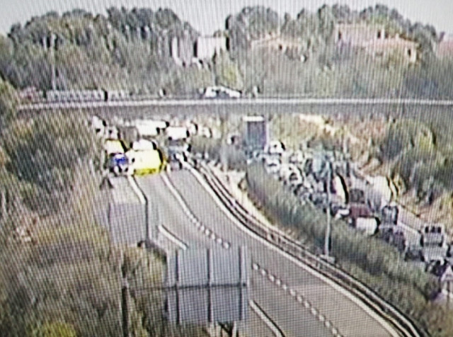 Cues quilomètriques a l'AP-7 després d'un accident múltiple que talla l'autopista