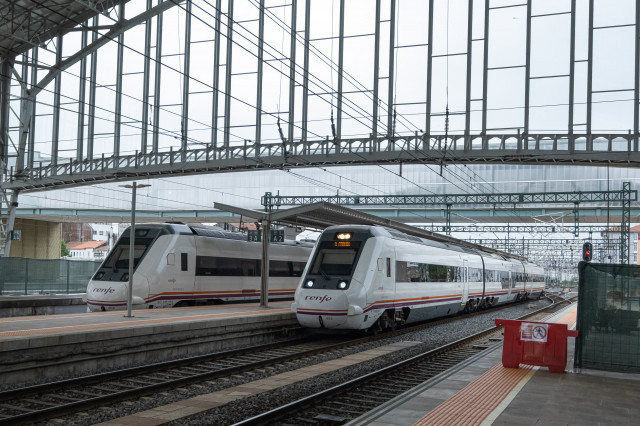 EuropaPress 4640314 trenes cercanias parados vias estacion trenes 24 agosto 2022 santiago1