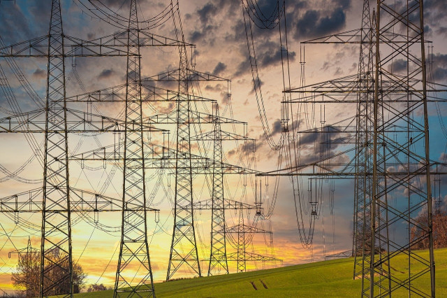 El preu de la llum puja i torna a acostar-se als 300 euros/MWh