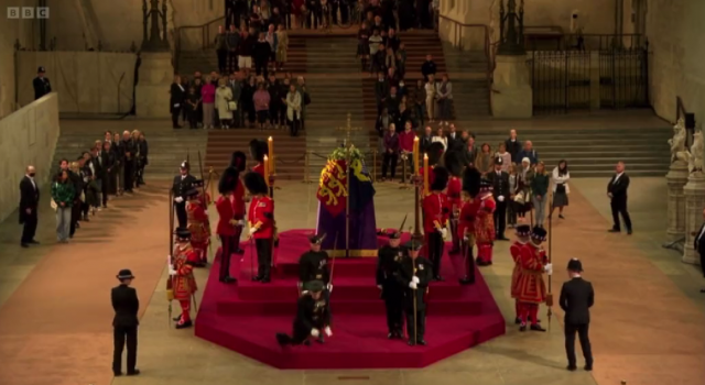 VÍDEO: Un guàrdia reial es desploma mentre custodiava el fèretre d'Isabel II