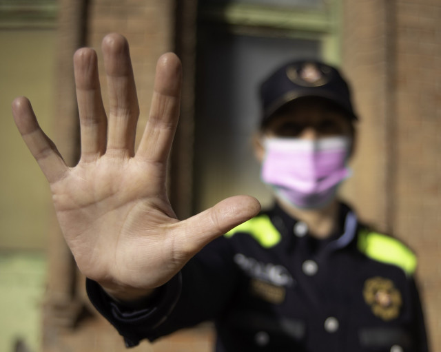 Bolca una furgoneta a la plaça John Kennedy de Barcelona després de fugir de la Guàrdia Urbana