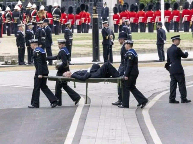 Un policia es desploma al funeral d'Isabel II i és traslladat amb llitera
