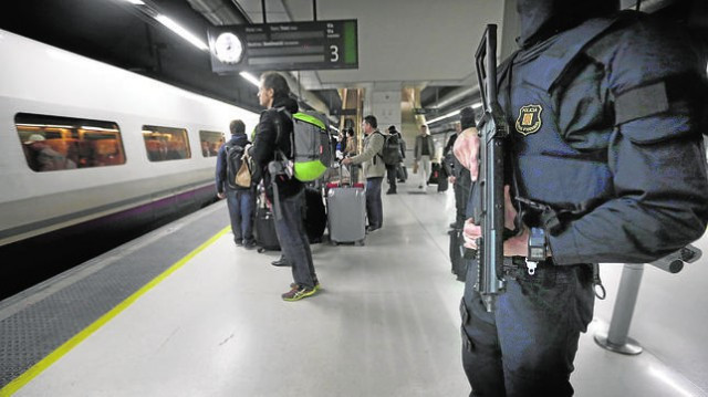 Els mossos es preparen per al Mobile World Congress amb metralletes