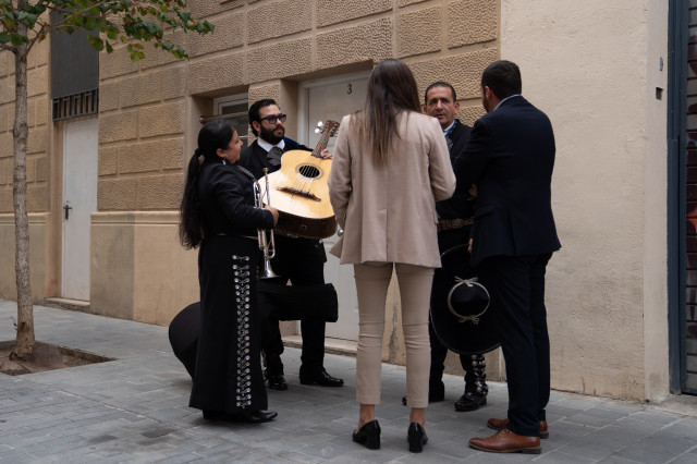 Tres mariachis es presenten davant la seu de Junts per cantar 'La Cucaracha'