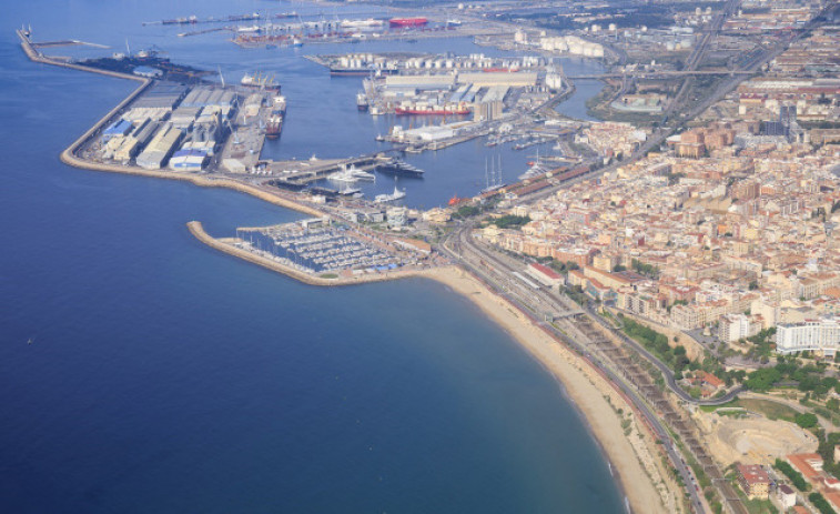 Les estibadores del Port de Tarragona celebren que els empleats treballin 
