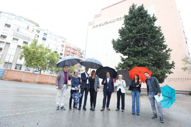 EuropaPress 4733327 conseller salud josep maria argimon junto alcaldesa lhospitalet llobregat