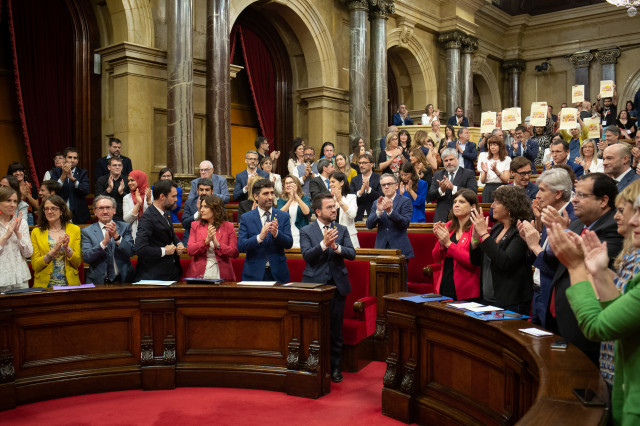 EuropaPress 4507447 presidente generalitat pere aragones 1i consellers aplauden aprobacion