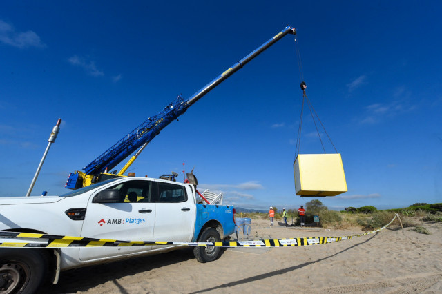 L'AMB desmunta mobiliari i equipaments de les platges per protegir-los de temporals