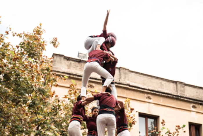 Els Castellers de Sarrià descarreguen el primer castell de set de la seva història