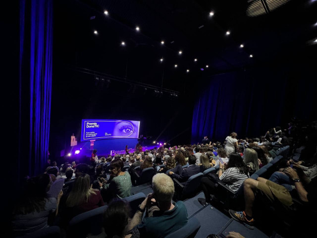 Els Premis DonaTIC 2022 reconeixen el treball d'11 dones i dues entitats del sector tecnològic