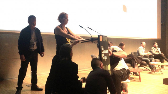 Una activista interromp un acte a Barcelona amb Yolanda Díaz, Garzón i Colau