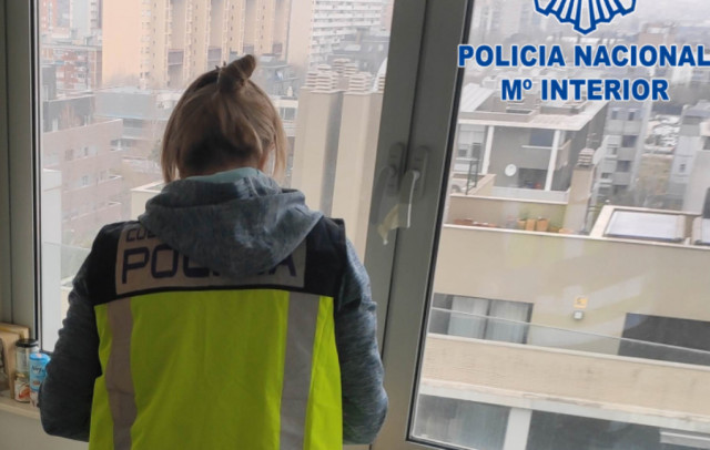 Una Policia Nacional evita que una dona es llanci al buit des d'un cinquè pis