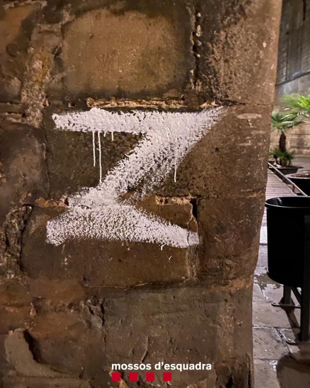 Lliure amb càrrecs per pintar en edificis emblemàtics el símbol 'Z', esvàstiques i amenaces en rus
