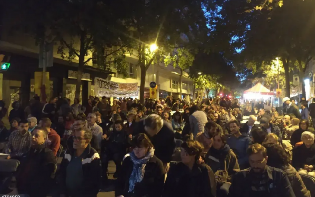 Els veïns de la Casa Orsola de Barcelona es concentren per reivindicar el dret a la vivenda