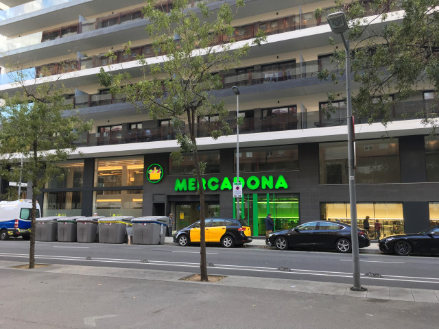 FOTOGRAFIA ExteriordelsupermercatMercadonaambelnoumodeldebotigaeficientqueobreavuialaRamblaGuipscoaB