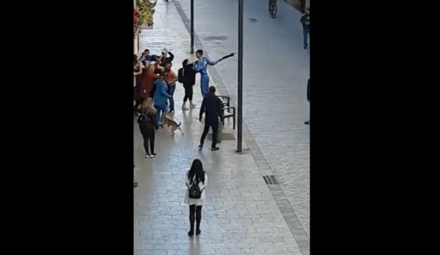 Baralla multitudinària a plena llum del dia a Vic