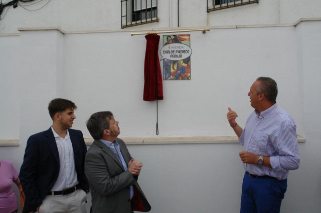 EuropaPress 4798663 carlos pacheco descubriendo placa calle tiene san roque 1
