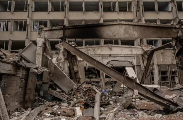 Almenys 6 morts en un atac rus contra un edifici residencial a Mikolaiv