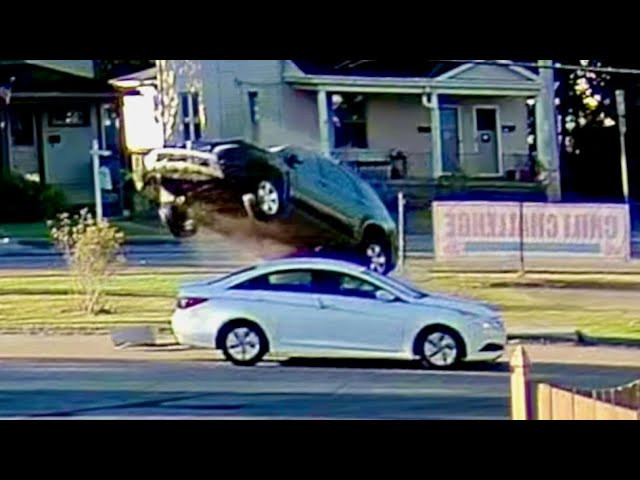 VÍDEO: Les espectaculars imatges d'un cotxe volant sobre un altre cotxe