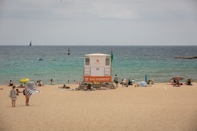 EuropaPress 4595616 banistas nueva prohibicion fumar playa bogatell 25 julio 2022 barcelona1