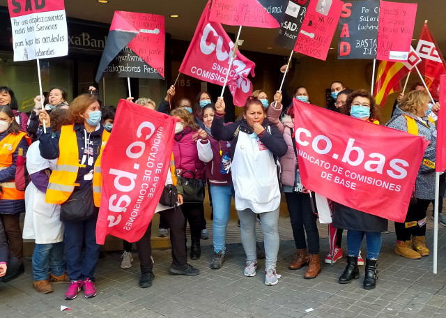 El model d'atenció social d'Ada Colau fracassa: 4.000 treballadores denuncien els abusos laborals que pateixen atenent els 24.000 dependents de Barcelona