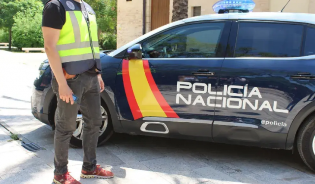 Uns pares apunyalen un jove que va assassinar el seu fill a les portes del jutjat de València