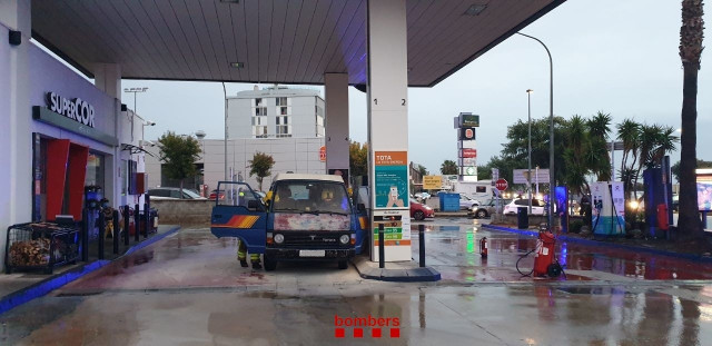 S'incendia un cotxe a una benzinera de Cunit