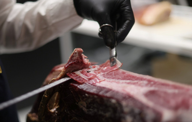 EuropaPress 3748456 jamonero corta jamon dia apertura madrid fusion 2021 feria madrid ifema 31