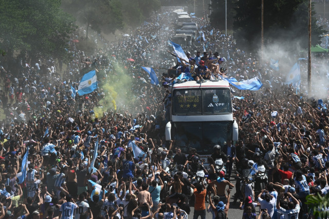 Moren dos seguidors argentins durant la celebració: un es va ofegar amb una bandera i un altre va caure d'un sostre